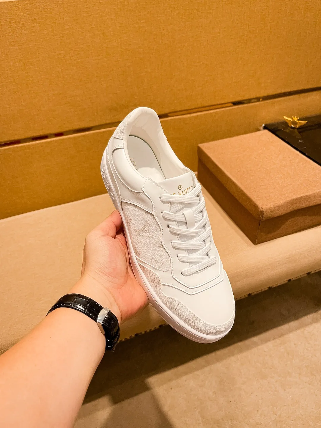 Men's shoes💰 400💰[LV]🔥Louis Vuitton, high-end men's shoes brand, official website 1:1 latest masterpiece: the upper is made of Italian imported first-layer cowhide with a comfortable and breathable lining➕original non-slip and wear-resistant outsole🔥, making walking more convenient and comfortable! An exclusive new model, a stunning work, a beautiful 1:1 replica [color] compared to the official quality! Create a fashionable personality to set off your uniqueness! A must-have for trendy men! Classic🔥Size: 38-44 Color: 🔥Multiple colors available🔥